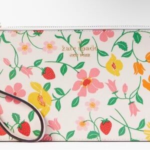Large Kate Spade Wristlet
NWTs